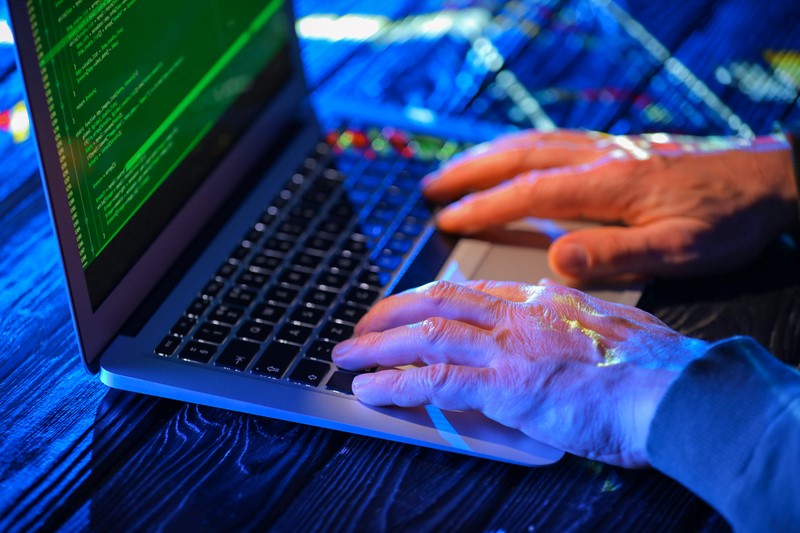 Ontslag terecht door expliciete foto’s op werklaptop